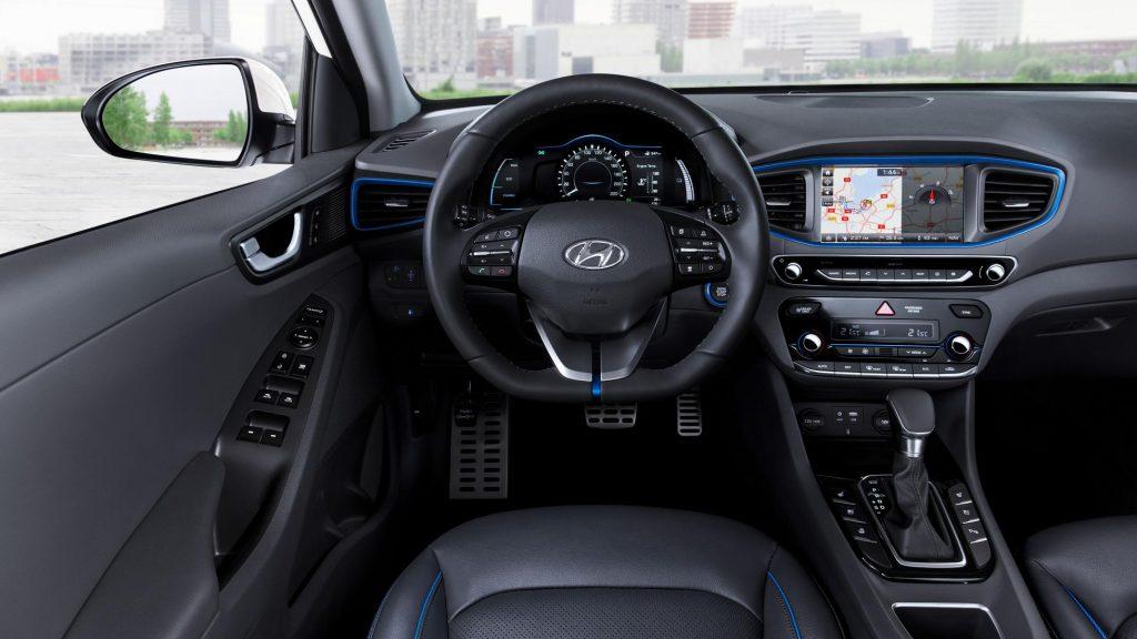 Hyundai Ioniq внутри: руль и панель